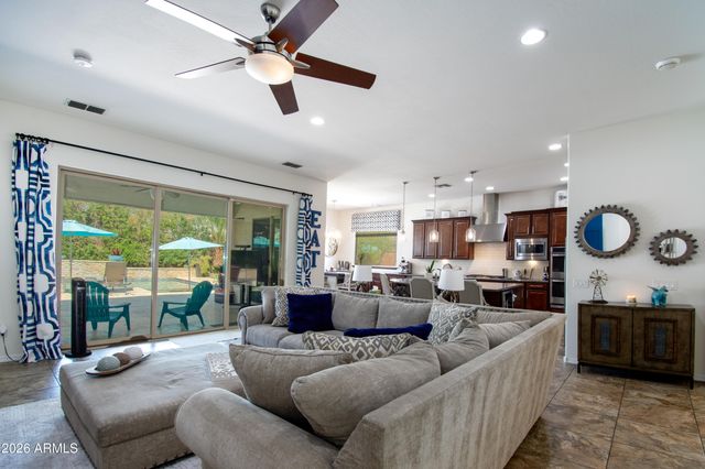 2880 E IRIS Drive, Chandler, AZ 85286