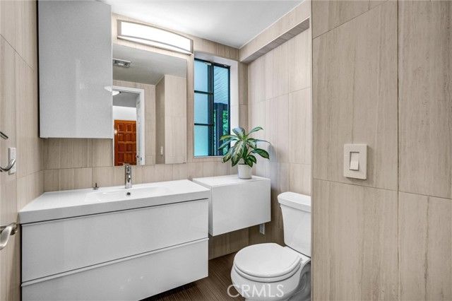 19620 Leadwell Street, Reseda (los Angeles), CA 91335