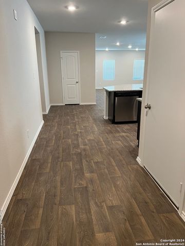 937 Armadillo Dr, Seguin, TX 78155