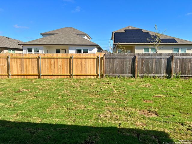 937 Armadillo Dr, Seguin, TX 78155
