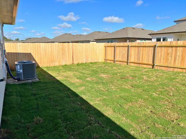 937 Armadillo Dr, Seguin, TX 78155