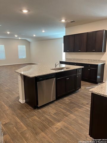 937 Armadillo Dr, Seguin, TX 78155