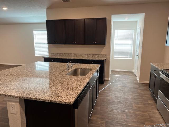 937 Armadillo Dr, Seguin, TX 78155