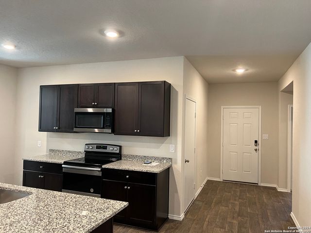 937 Armadillo Dr, Seguin, TX 78155