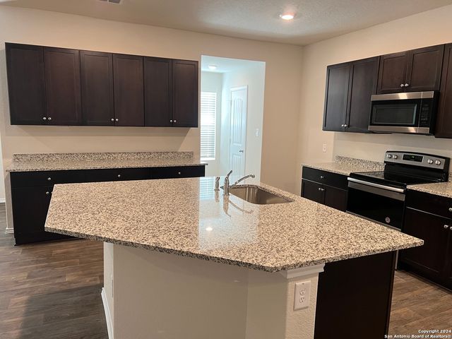 937 Armadillo Dr, Seguin, TX 78155