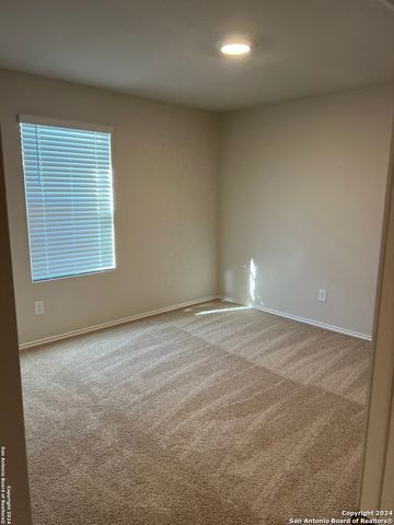 937 Armadillo Dr, Seguin, TX 78155