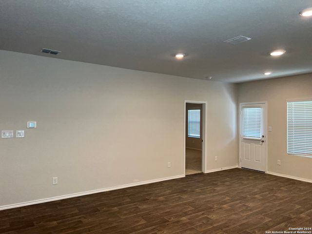 937 Armadillo Dr, Seguin, TX 78155