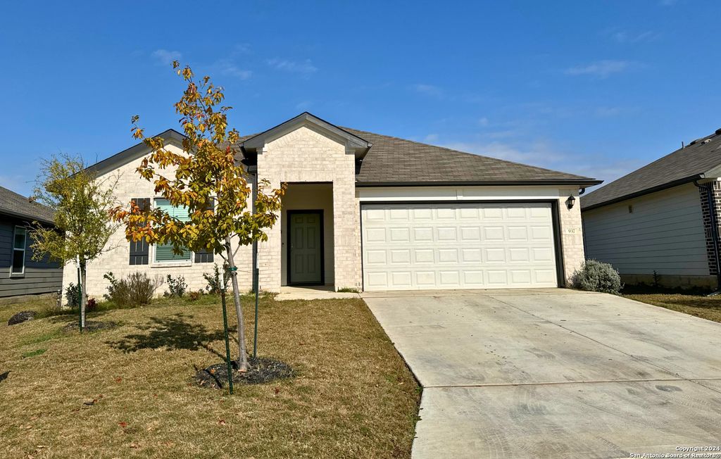 937 Armadillo Dr, Seguin, TX 78155