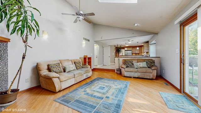 8844 Oakwood Avenue, Munster, IN 46321