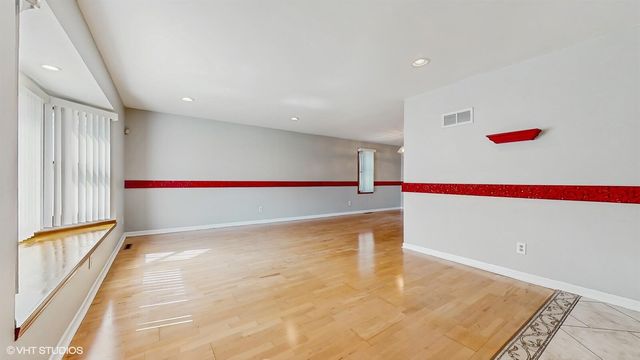 8844 Oakwood Avenue, Munster, IN 46321