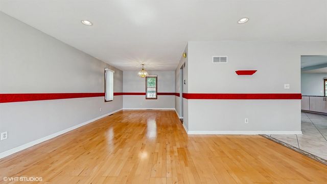 8844 Oakwood Avenue, Munster, IN 46321