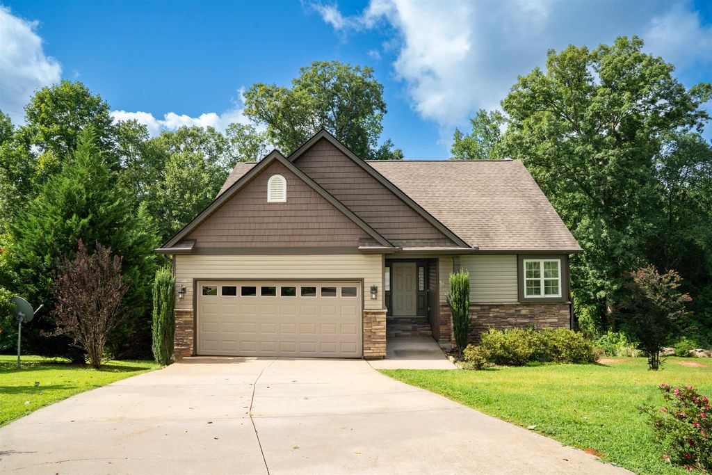 121 Albus Dr., Wellford, SC 29385