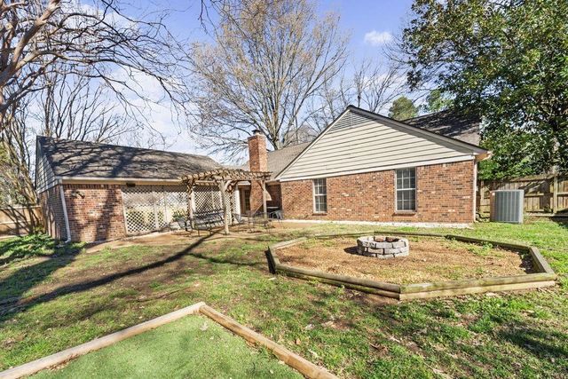 8215 PLANTERS DR, Memphis, TN 38018