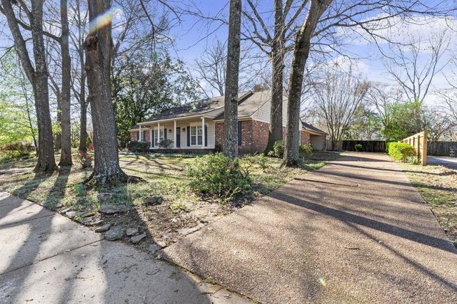 8215 PLANTERS DR, Memphis, TN 38018