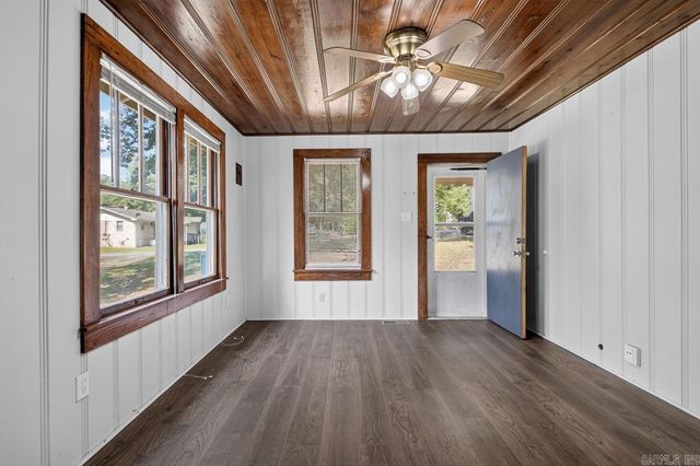 8214 Holiday Dr, Sherwood, AR 72120