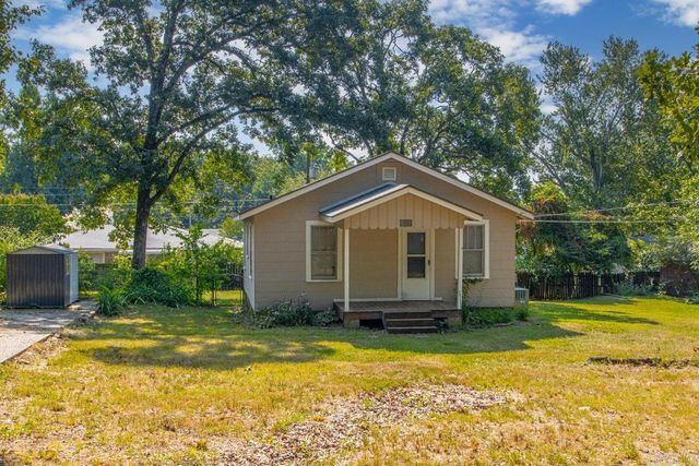8214 Holiday Dr, Sherwood, AR 72120