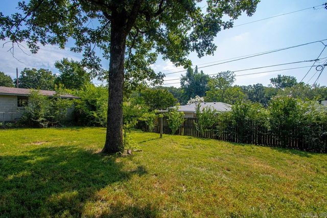 8214 Holiday Dr, Sherwood, AR 72120