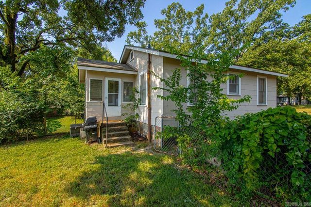 8214 Holiday Dr, Sherwood, AR 72120