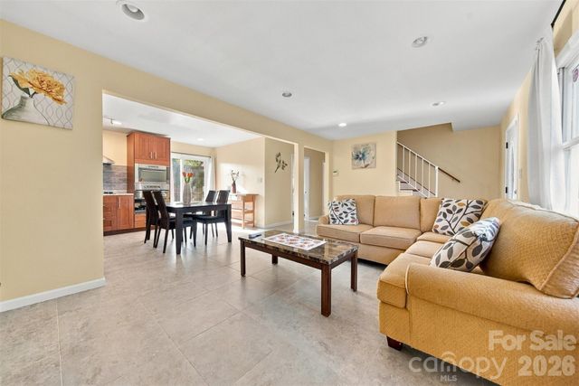861 8th Street Place SE, Hickory, NC 28602