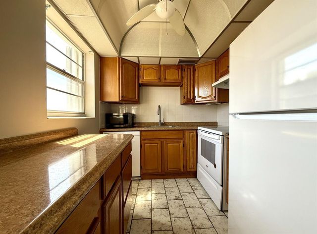 93 Sheffield D 93, West Palm Beach, FL 33417
