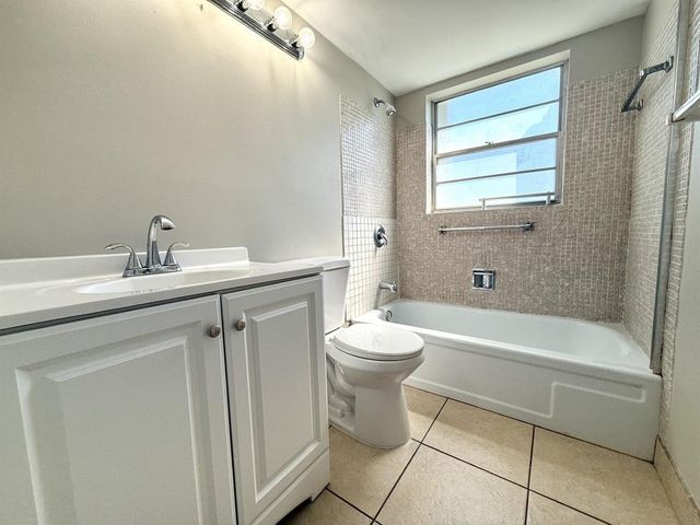 93 Sheffield D 93, West Palm Beach, FL 33417