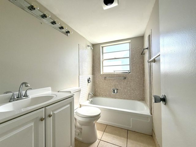 93 Sheffield D 93, West Palm Beach, FL 33417