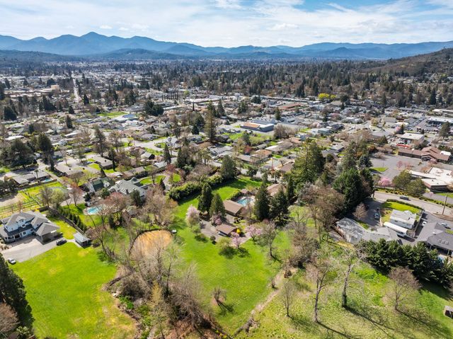 1345 NE 9th Street, Grants Pass, OR 97526