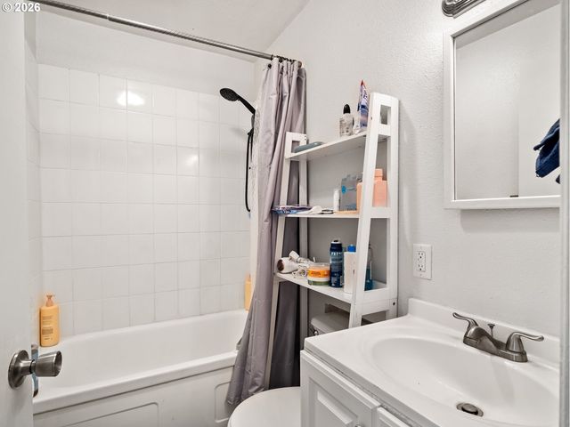 9004 N MOHAWK Ave, Portland, OR 97203