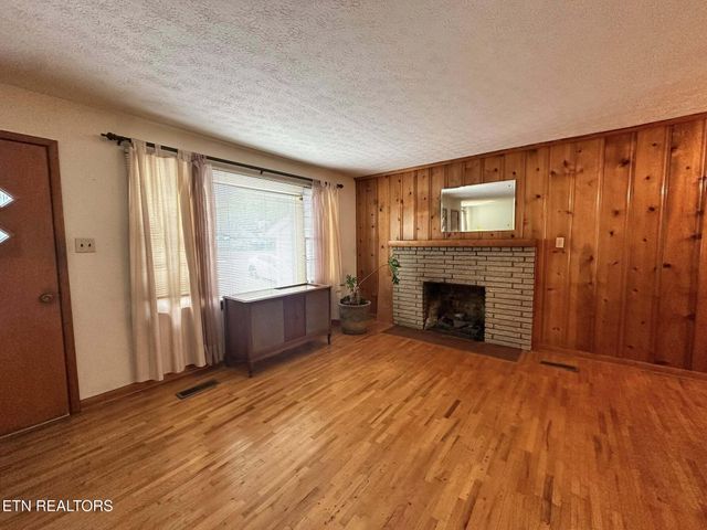 400 W Ridgecrest Drive, Kingston, TN 37763