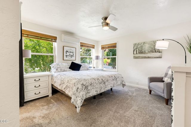 4919 Grant Road, Central Point, OR 97502