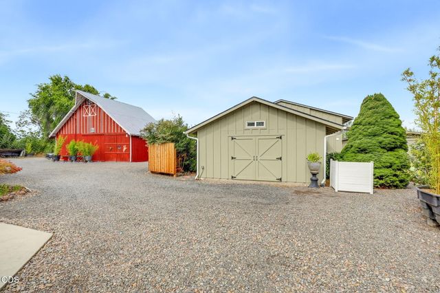 4919 Grant Road, Central Point, OR 97502