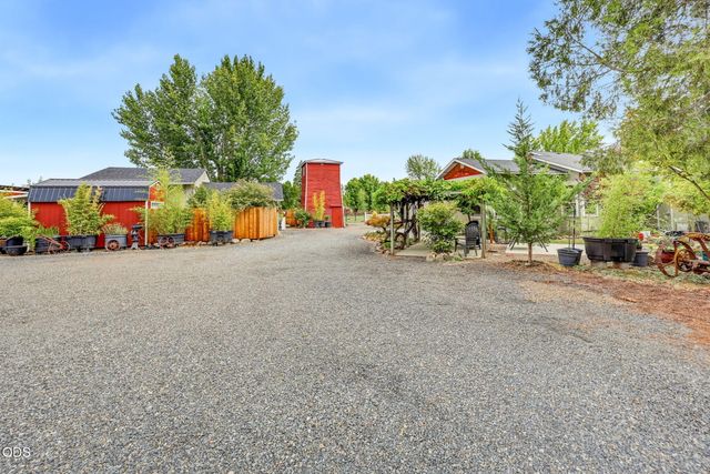 4919 Grant Road, Central Point, OR 97502
