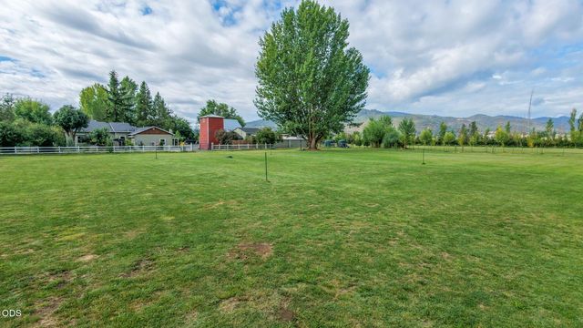 4919 Grant Road, Central Point, OR 97502