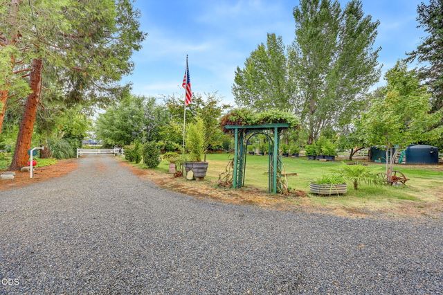 4919 Grant Road, Central Point, OR 97502