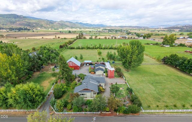 4919 Grant Road, Central Point, OR 97502