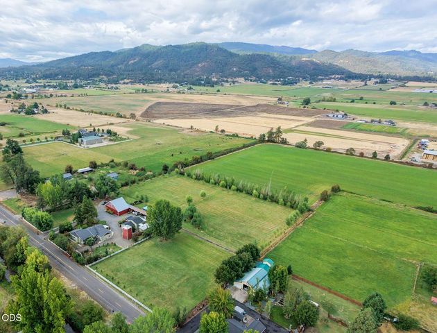 4919 Grant Road, Central Point, OR 97502