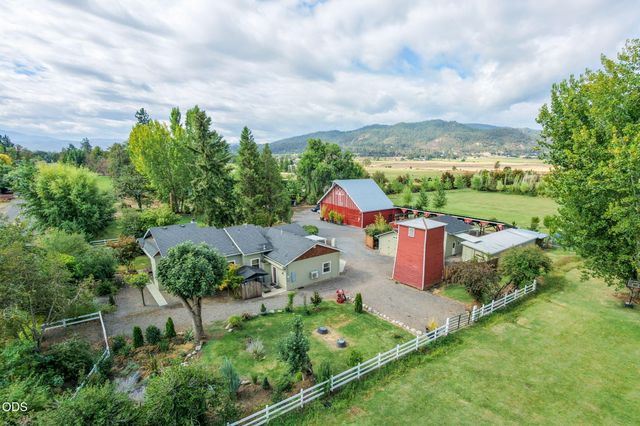 4919 Grant Road, Central Point, OR 97502