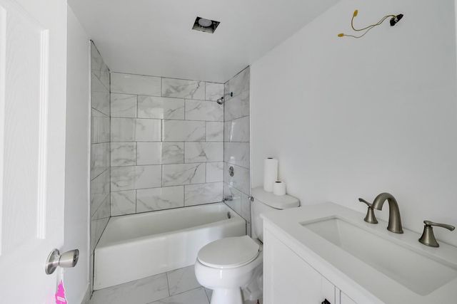 669 Chappel Avenue 2B, Calumet City, IL 60409