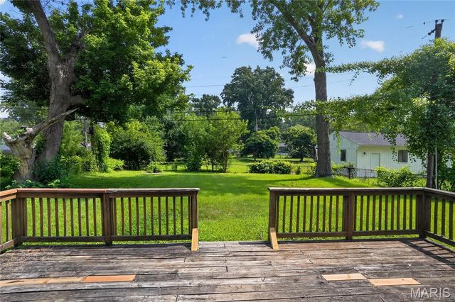 835 Lexington Park, Florissant, MO 63031