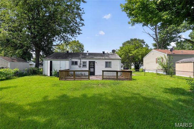 835 Lexington Park, Florissant, MO 63031