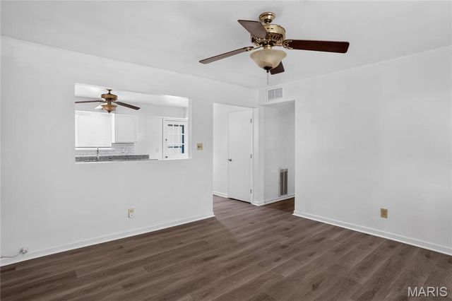 835 Lexington Park, Florissant, MO 63031