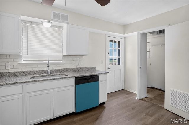 835 Lexington Park, Florissant, MO 63031