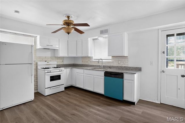 835 Lexington Park, Florissant, MO 63031