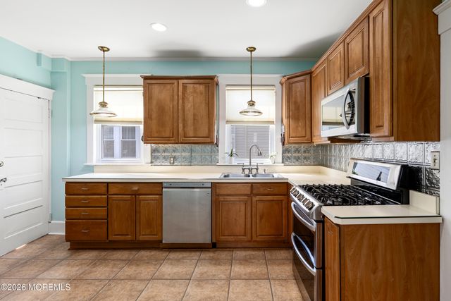 31 Lincoln Place, Freehold, NJ 07728