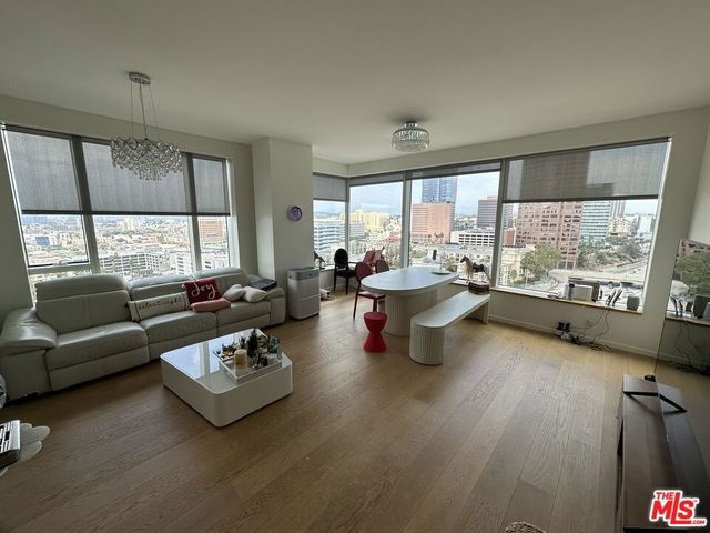 889 Francisco 2008, Los Angeles, CA 90017