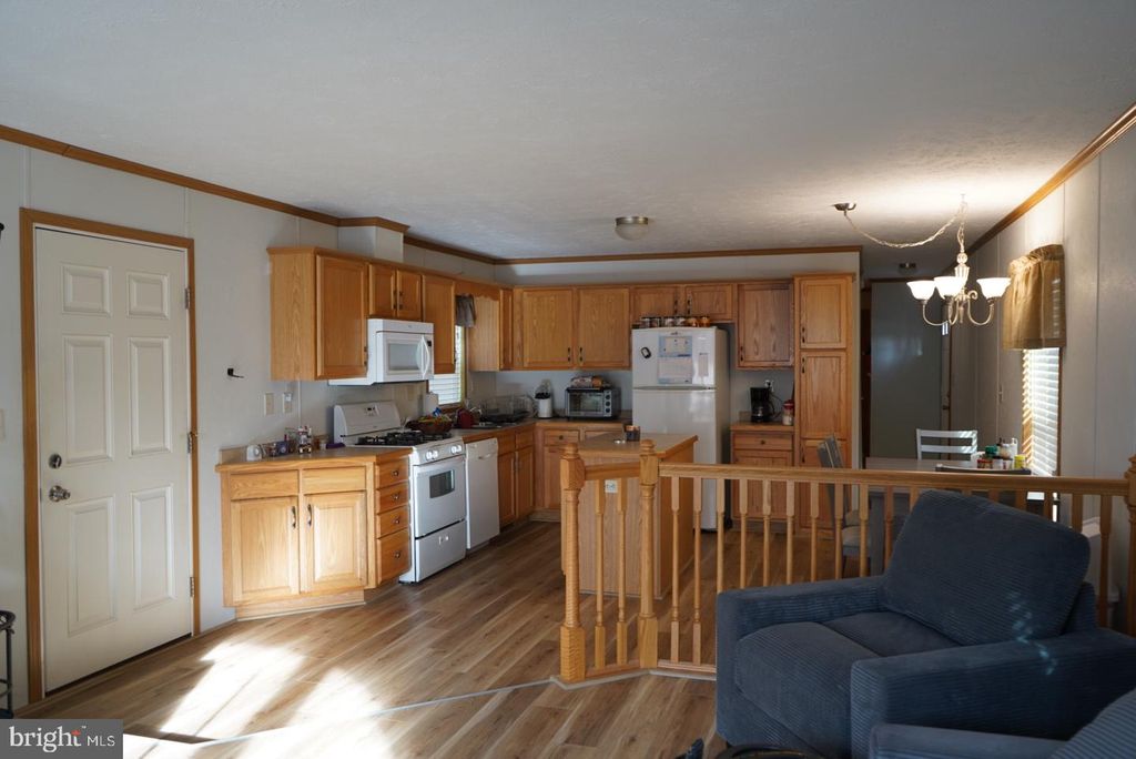 Image 4 of property listing at 121 CHALET LN, Vineland, NJ 08360