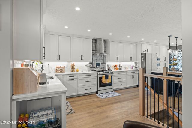 2403 Windsor Forest Dr, Louisville, KY 40272