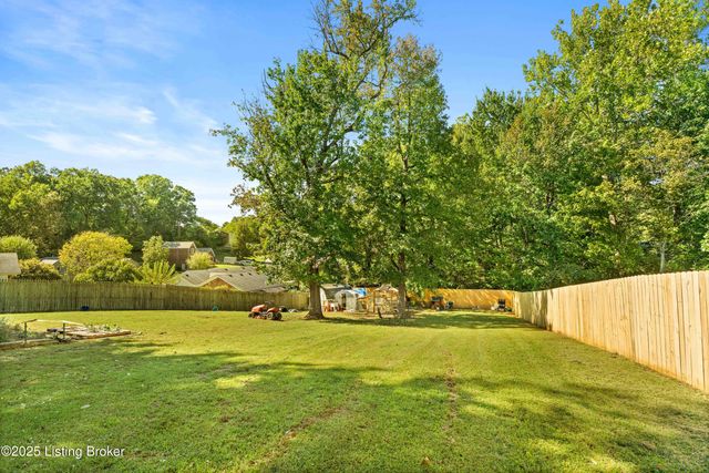 2403 Windsor Forest Dr, Louisville, KY 40272