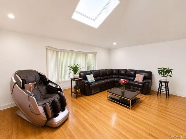 3 Carolyn Court, Syosset, NY 11791