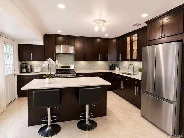 3 Carolyn Court, Syosset, NY 11791